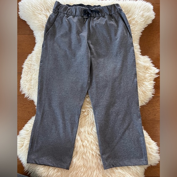 Lululemon Cropped Pull-on Pants in Dark Gray. Size 6 - Picture 2 of 8